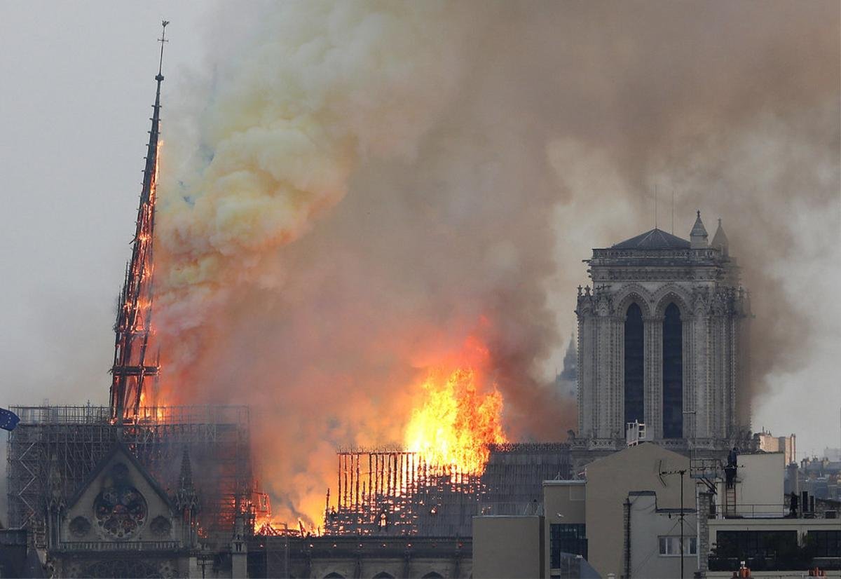 Bóng tối bao trùm Paris (Pháp), ngọn lửa ở Nhà Thờ Đức Bà vẫn chưa được khống chế Ảnh 11