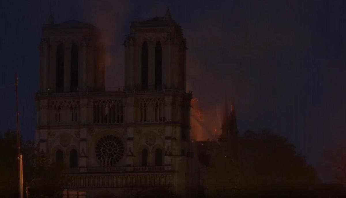 Bóng tối bao trùm Paris (Pháp), ngọn lửa ở Nhà Thờ Đức Bà vẫn chưa được khống chế Ảnh 18