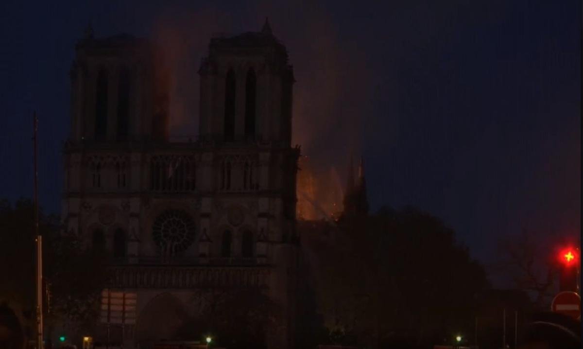 Bóng tối bao trùm Paris (Pháp), ngọn lửa ở Nhà Thờ Đức Bà vẫn chưa được khống chế Ảnh 17