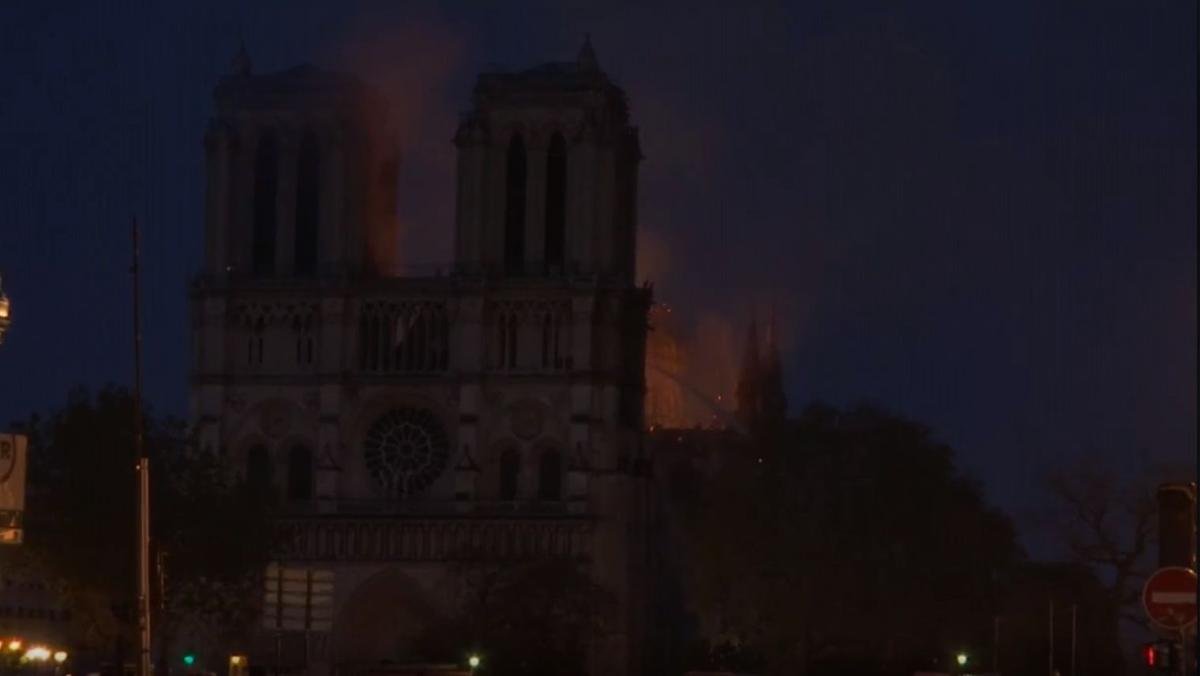 Bóng tối bao trùm Paris (Pháp), ngọn lửa ở Nhà Thờ Đức Bà vẫn chưa được khống chế Ảnh 21