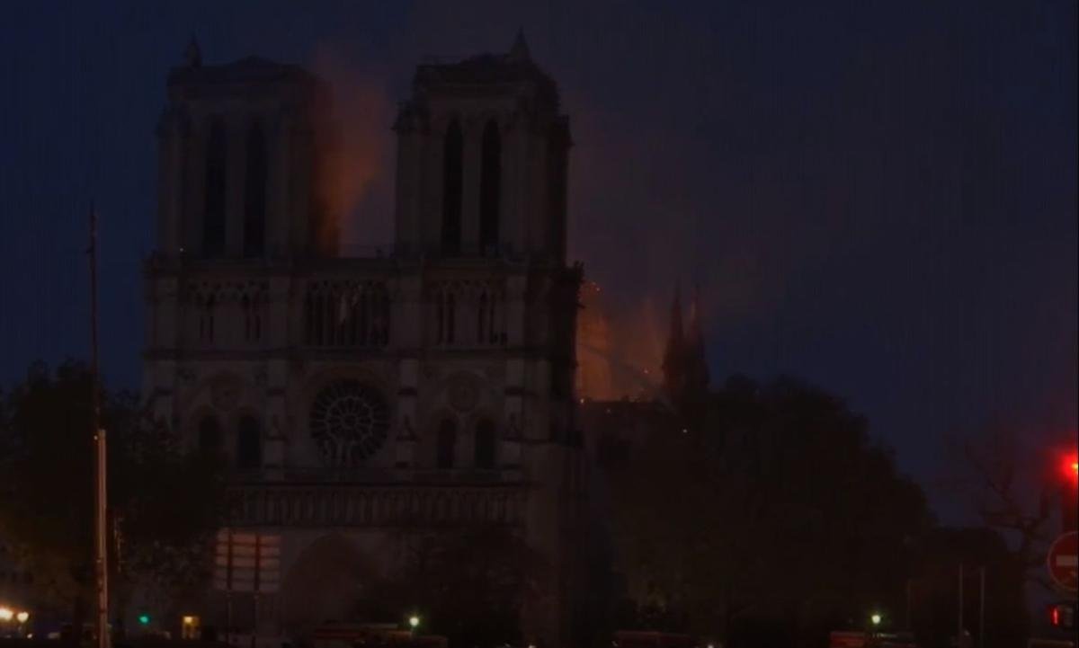 Bóng tối bao trùm Paris (Pháp), ngọn lửa ở Nhà Thờ Đức Bà vẫn chưa được khống chế Ảnh 20