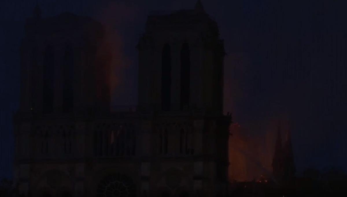 Bóng tối bao trùm Paris (Pháp), ngọn lửa ở Nhà Thờ Đức Bà vẫn chưa được khống chế Ảnh 19