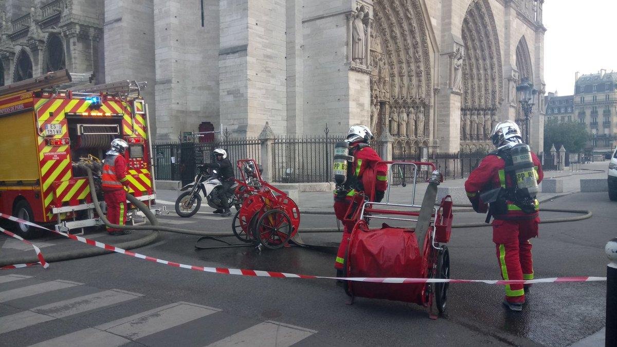 Bóng tối bao trùm Paris (Pháp), ngọn lửa ở Nhà Thờ Đức Bà vẫn chưa được khống chế Ảnh 10