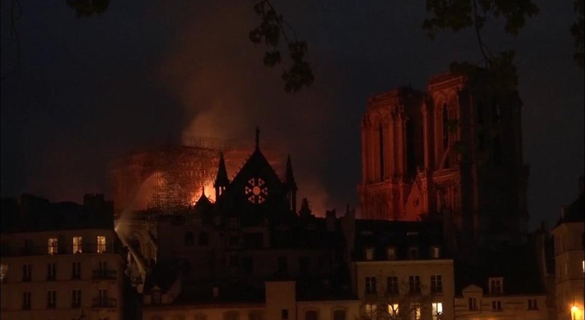 Bóng tối bao trùm Paris (Pháp), ngọn lửa ở Nhà Thờ Đức Bà vẫn chưa được khống chế Ảnh 1