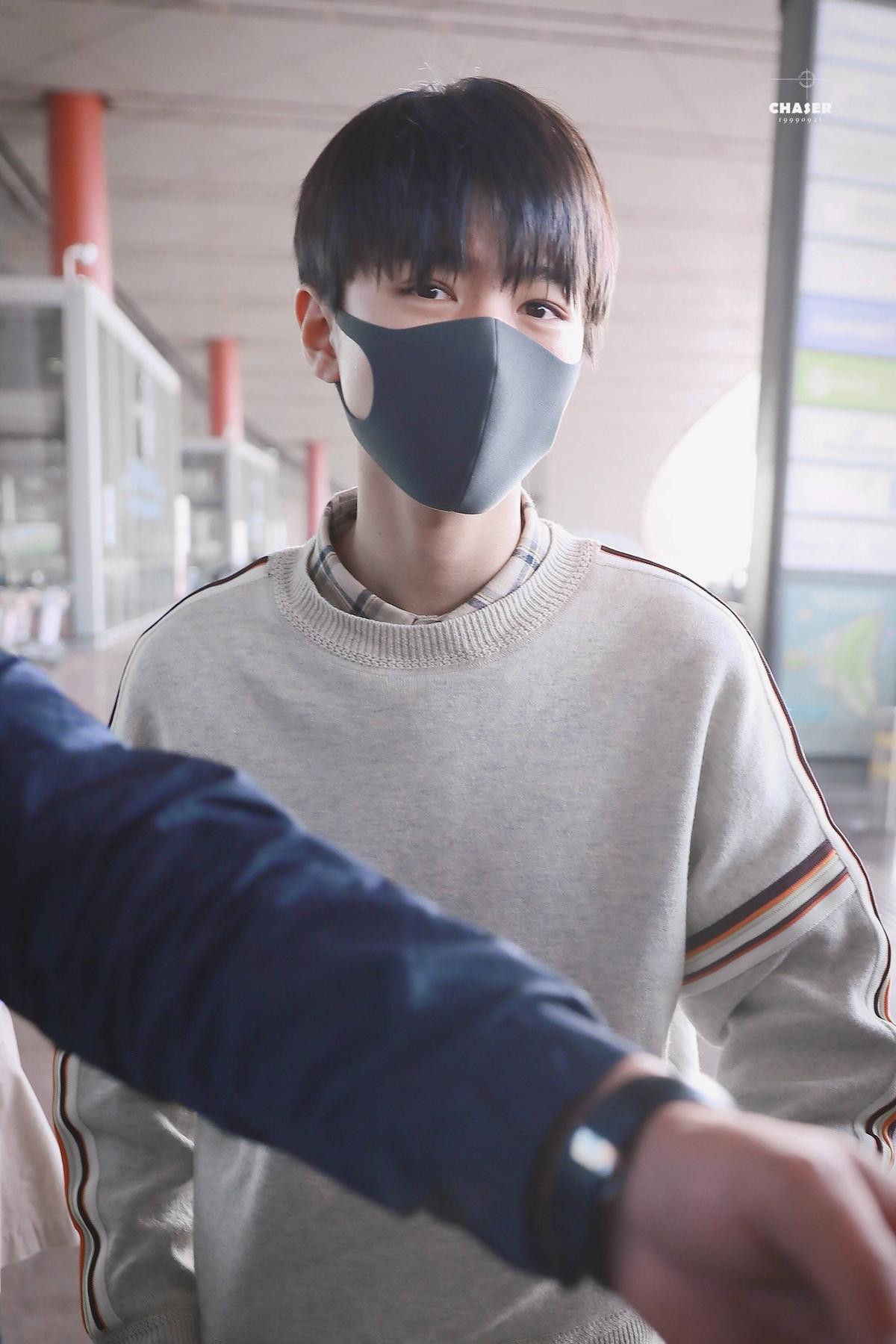 Vương Tuấn Khải cúi đầu cảm ơn fan, kỷ niệm 5 năm ngày TFBOYS nhận giải thưởng đầu tiên Ảnh 4