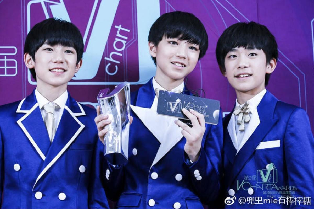 Vương Tuấn Khải cúi đầu cảm ơn fan, kỷ niệm 5 năm ngày TFBOYS nhận giải thưởng đầu tiên Ảnh 6