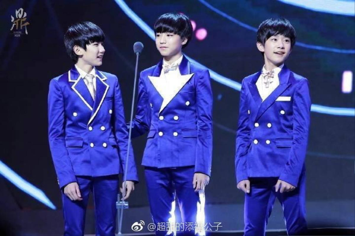 Vương Tuấn Khải cúi đầu cảm ơn fan, kỷ niệm 5 năm ngày TFBOYS nhận giải thưởng đầu tiên Ảnh 5