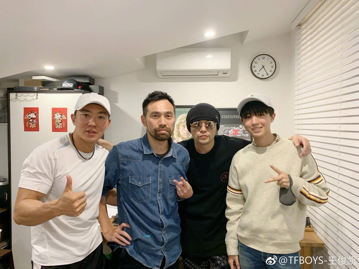 Vương Tuấn Khải cúi đầu cảm ơn fan, kỷ niệm 5 năm ngày TFBOYS nhận giải thưởng đầu tiên Ảnh 8