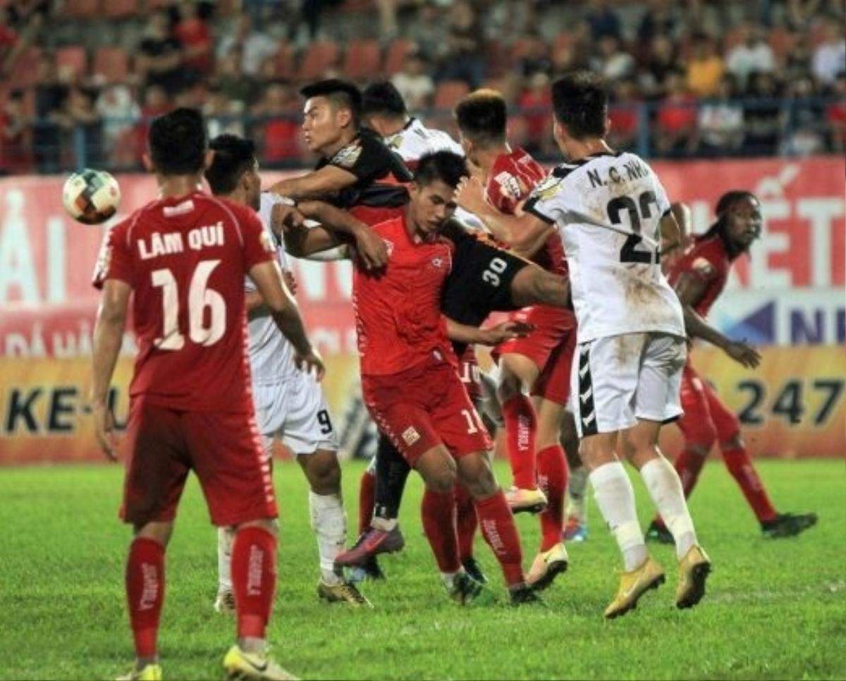 Trận đấu bạo lực của V.League bị bêu xấu trên diễn đàn thế giới 1,6 tỉ người Ảnh 1