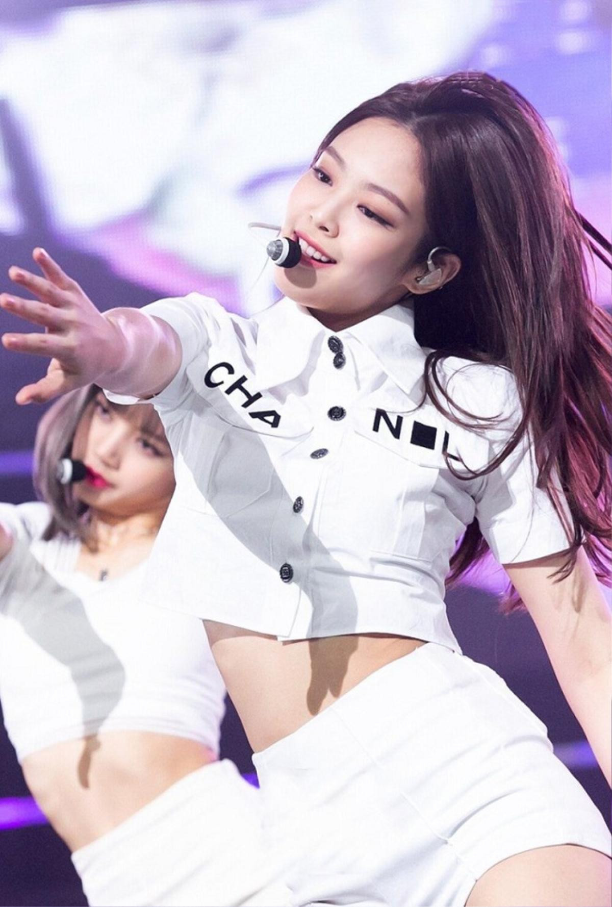 Lan Khuê, Châu Bùi, Jennie Black Pink thậm chí cả Phượng Chanel 'đại chiến' chỉ vì chiếc áo crop-top 50 triệu Ảnh 4