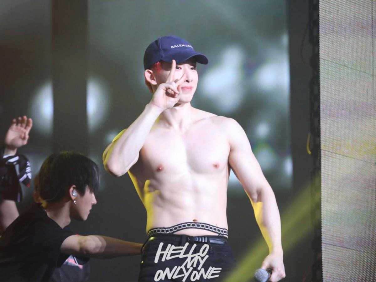 WonHo (MONSTA X) lột sạch áo, diện chiếc quần dây 'gợi cảm' khiến fan 'gục ngã' vì: Mặt học sinh, thân hình phụ huynh! Ảnh 3