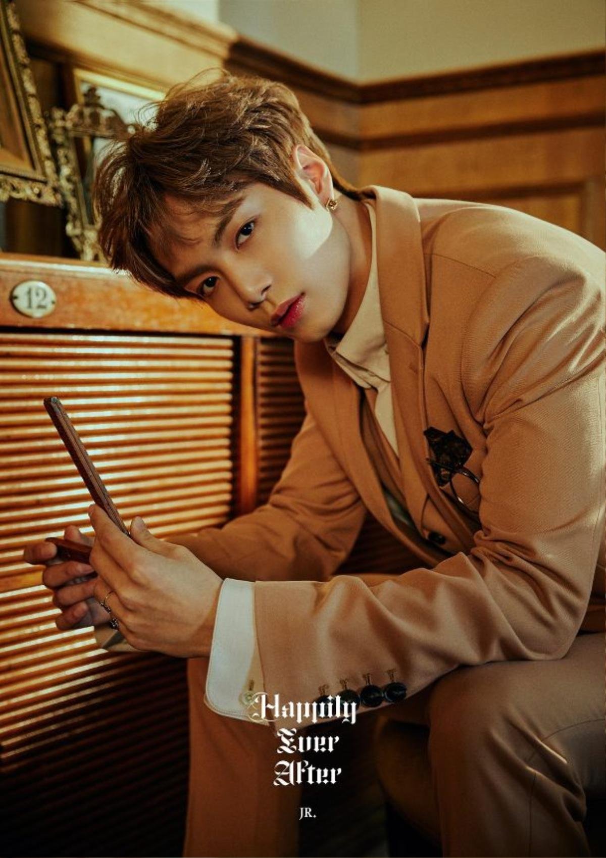 NU'EST lần đầu tung bộ ảnh comeback cùng Minhyun hậu WANNA ONE tan rã: Concept hoàn toàn đối lập! Ảnh 2