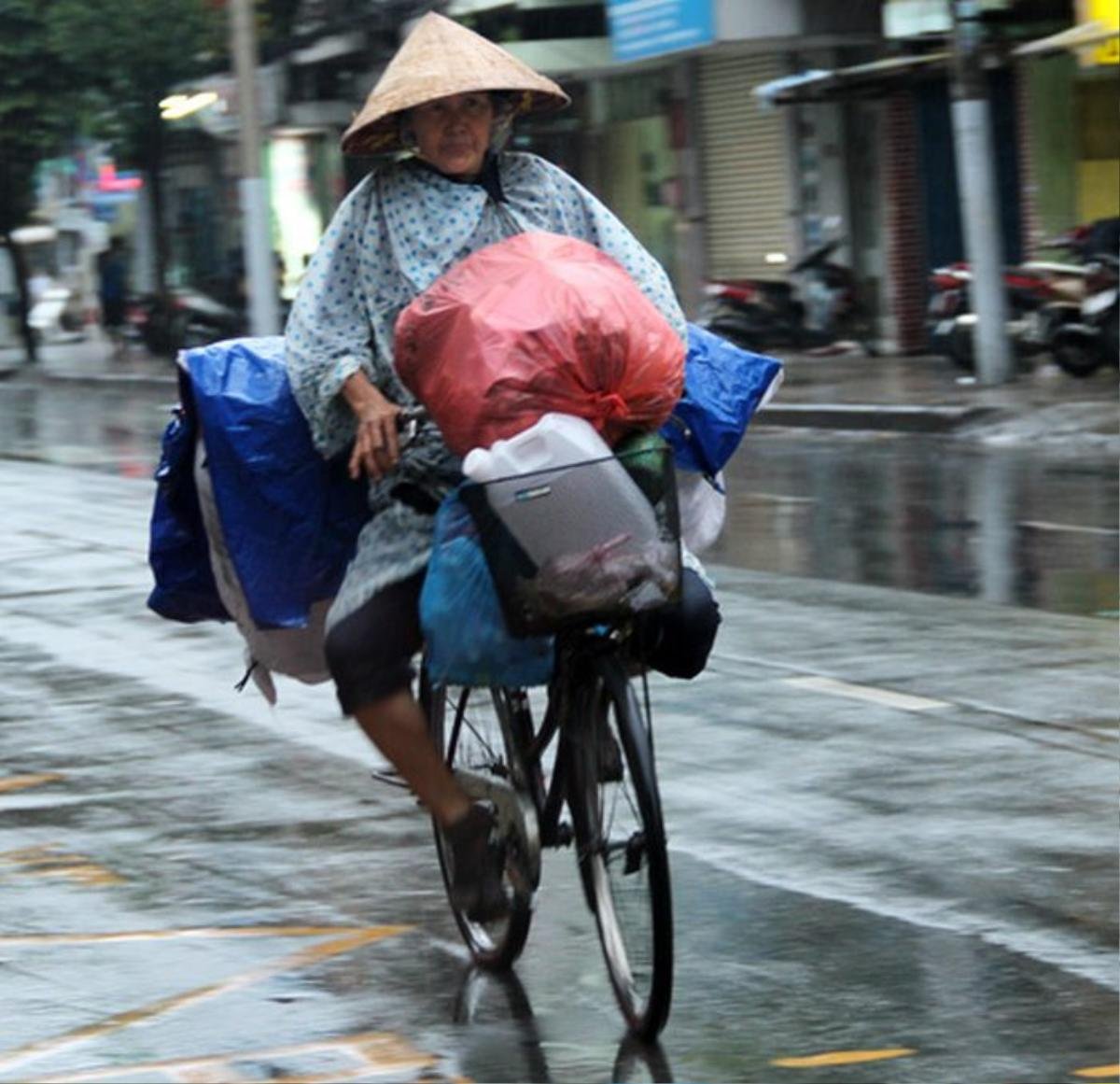 Chùm ảnh mẹ tần tảo sớm khuya, bươn chải mưu sinh cả đời vì con khiến ai cũng sụt sùi nước mắt Ảnh 5