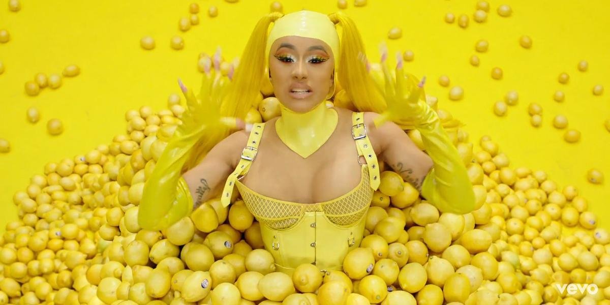 Cardi B 'thả xích' MV mới 'Clout': Ngập ngụa cảnh nóng và đá xéo Nicki Minaj? Ảnh 2