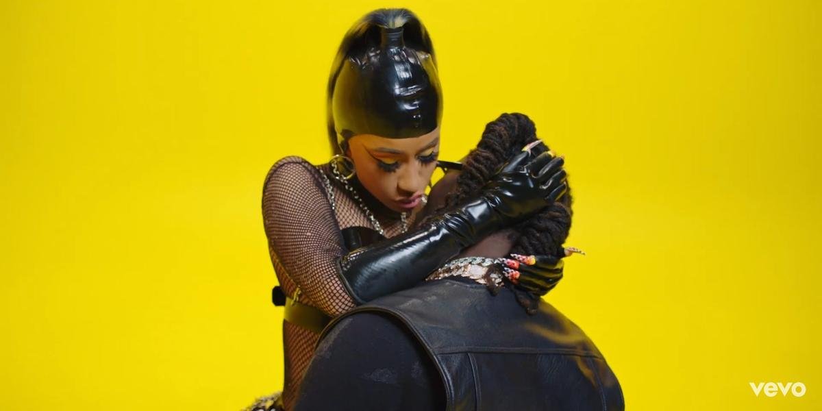 Cardi B 'thả xích' MV mới 'Clout': Ngập ngụa cảnh nóng và đá xéo Nicki Minaj? Ảnh 3