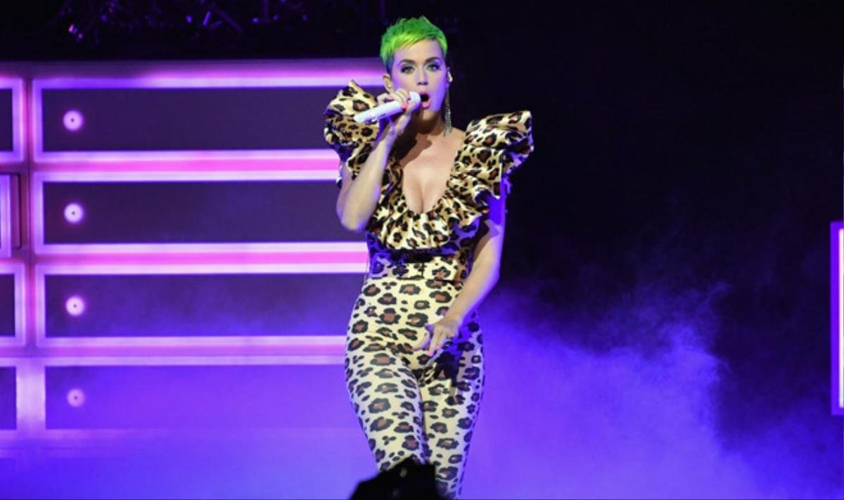 Mê khoe body bốc lửa, Katy Perry đặt NTK Công Trí liền tù tì 3 bộ jumpsuit giống nhau y đúc Ảnh 3