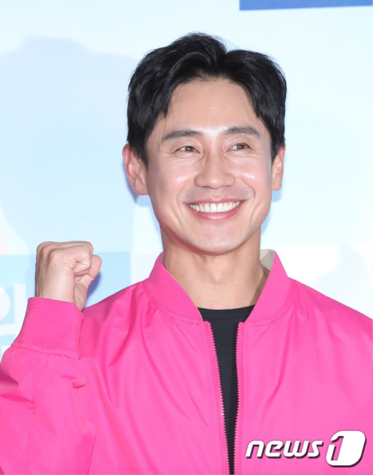 Tài tử 45 tuổi áp đảo nhan sắc Jo In Sung, cùng sao 'Running Man' dự công chiếu phim của Lee Kwang Soo Ảnh 2