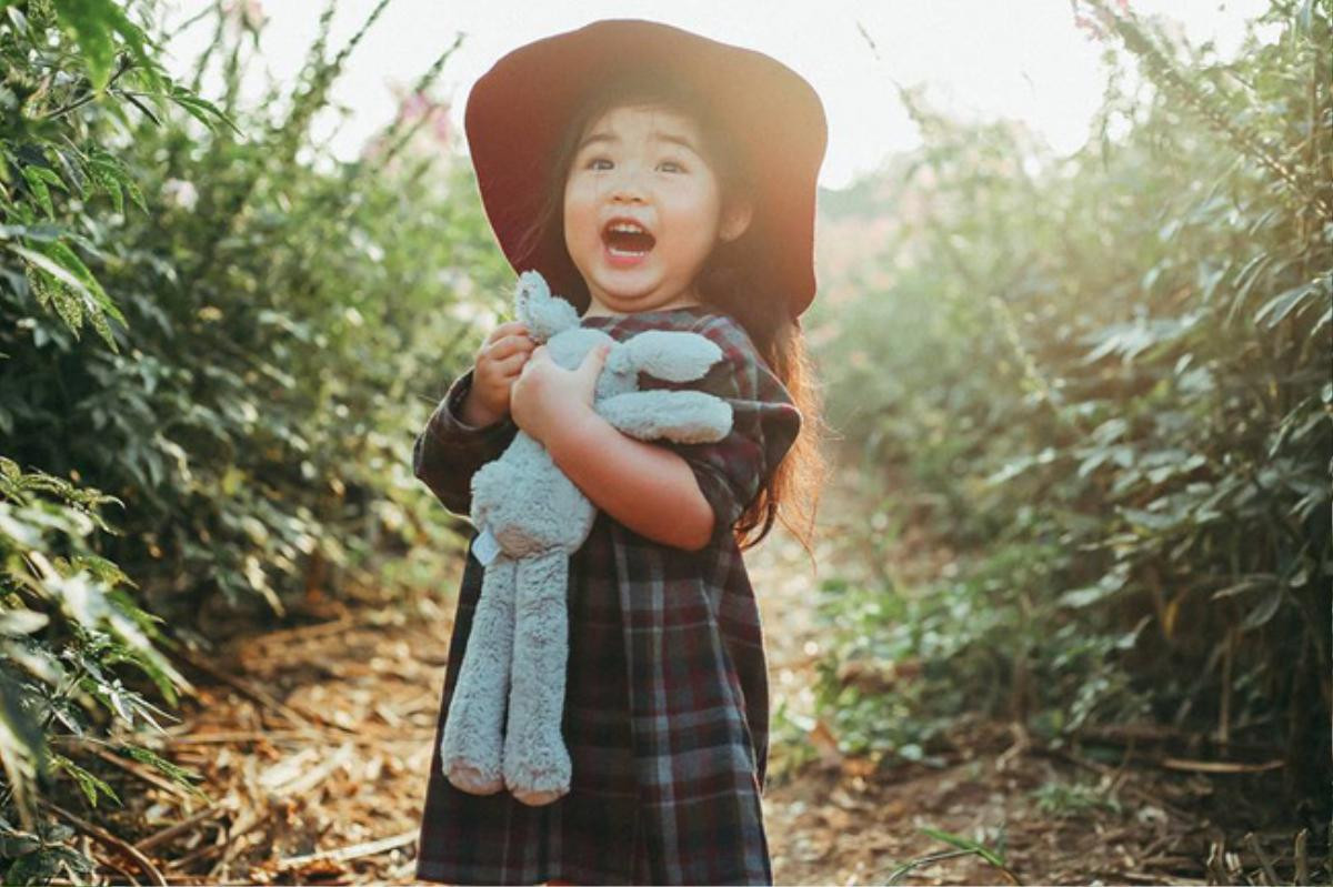 Loạt ảnh tạo dáng kiểu 'Thiếu nữ bên hoa huệ' siêu cấp đáng yêu của cô bé 5 tuổi đốn tim cộng đồng mạng Ảnh 11