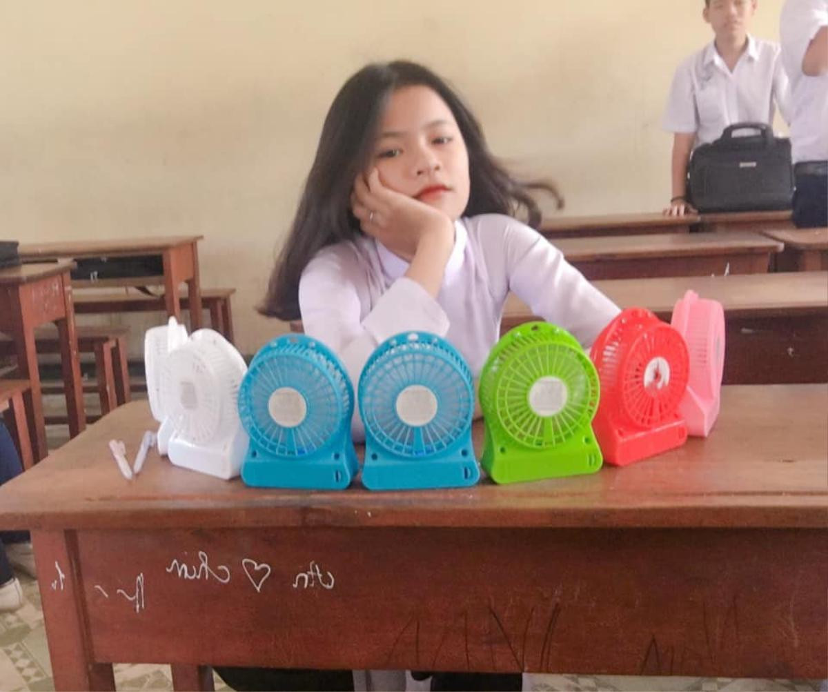 Ti tỉ cách tránh nóng bá đạo của học sinh: Đầu tư quạt mini hay gỡ hẳn quạt trên tường xuống 'thổi' cho mát Ảnh 4