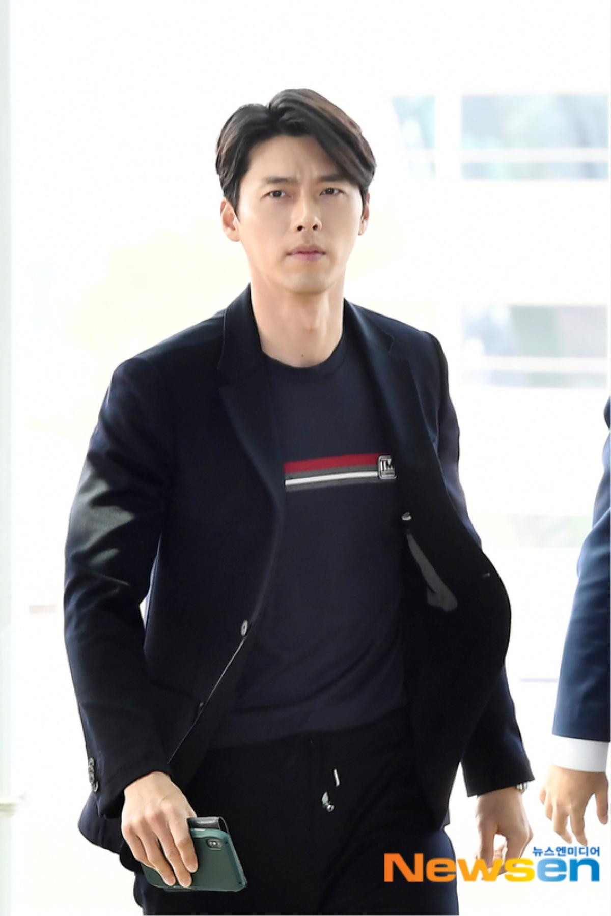 Hyun Bin nam tính quyến rũ, Lee Dong Wook dễ thương trẻ trung: Ai lớn tuổi hơn? Ảnh 2