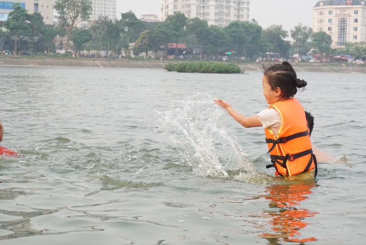 Nắng nóng đầu mùa lên đến 37 độ C, người Hà Nội cùng thú cưng đổ ra hồ tắm giải nhiệt Ảnh 10