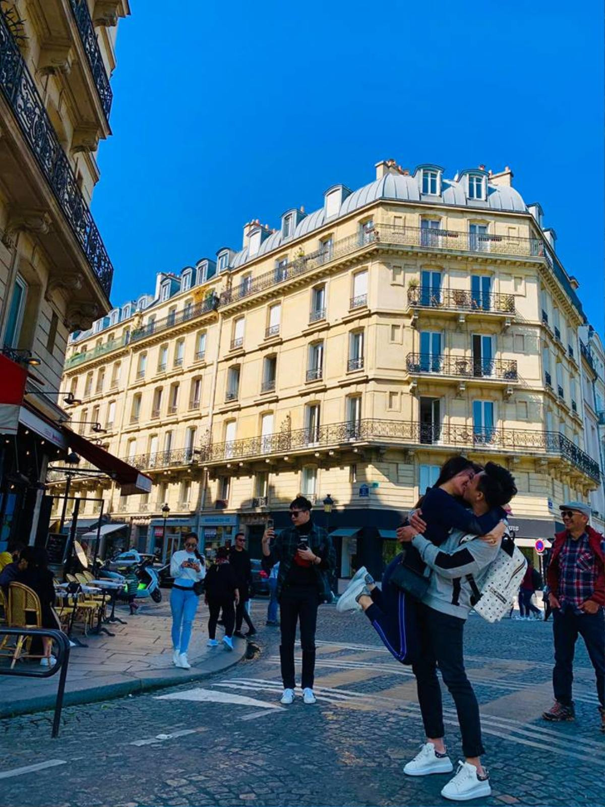 Hari Won- Trấn Thành ôm chặt, hôn nhau đắm đuối giữa đường phố Paris Ảnh 2