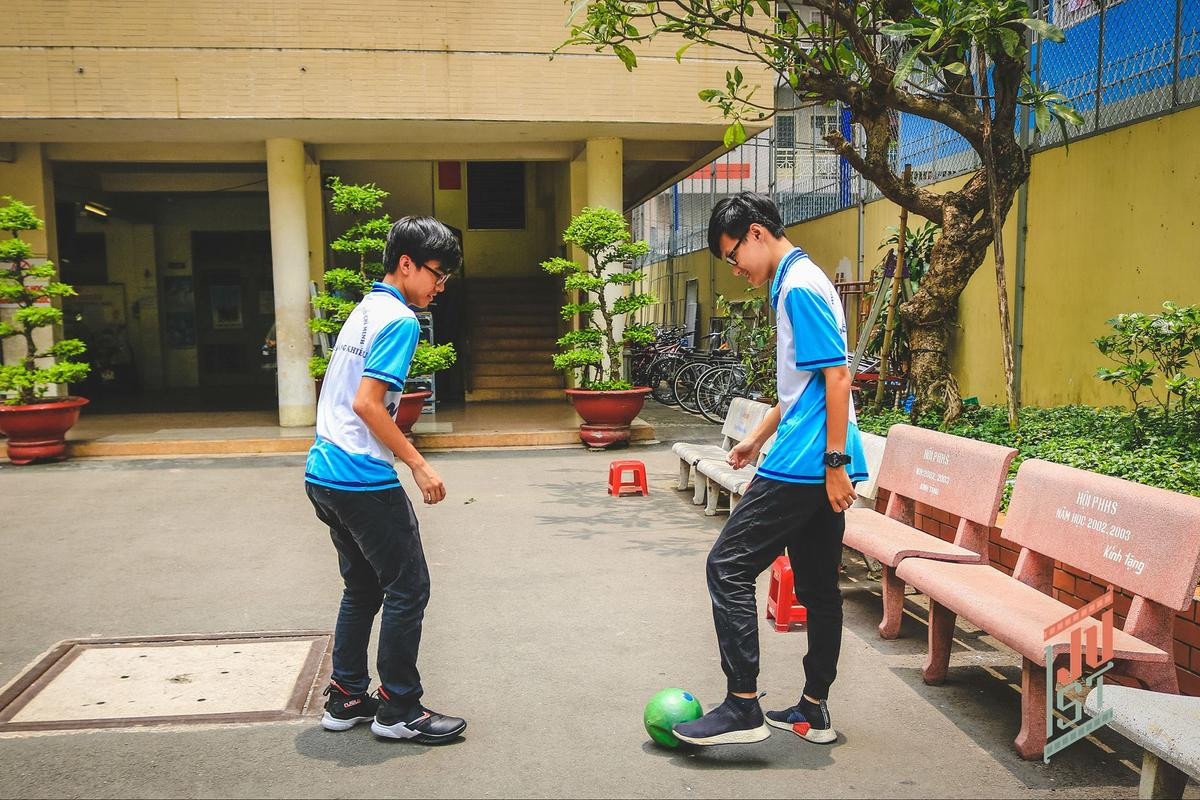 'Tình yêu có màu gì?’ và câu trả lời ngọt lịm của 2 chàng trai Phổ thông Năng Khiếu: ‘Màu cầu vồng, màu của chúng ta…’ Ảnh 10