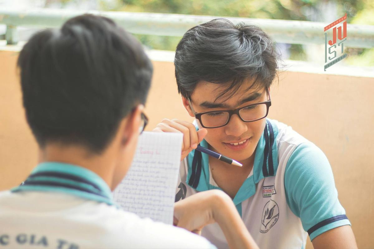 'Tình yêu có màu gì?’ và câu trả lời ngọt lịm của 2 chàng trai Phổ thông Năng Khiếu: ‘Màu cầu vồng, màu của chúng ta…’ Ảnh 11