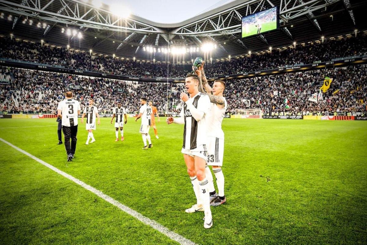 Uống rượu mừng Juventus vô địch, Ronaldo bị 'ném đá' dữ dội Ảnh 2