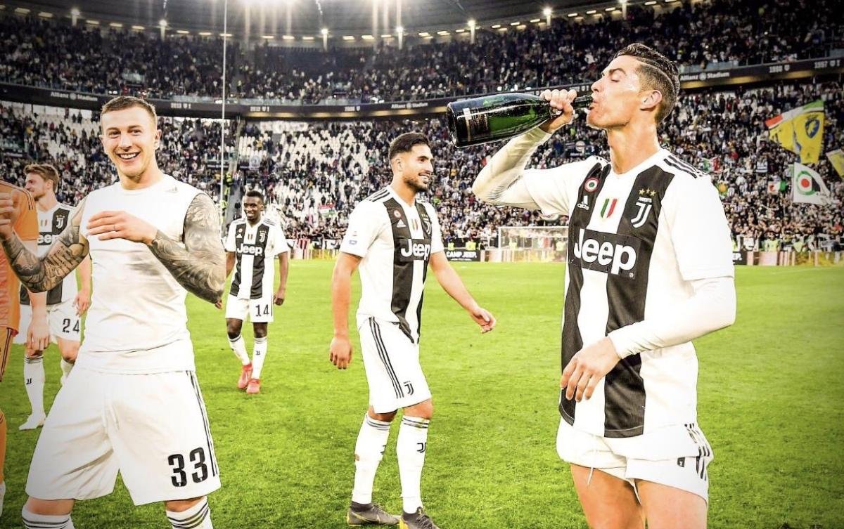 Uống rượu mừng Juventus vô địch, Ronaldo bị 'ném đá' dữ dội Ảnh 1