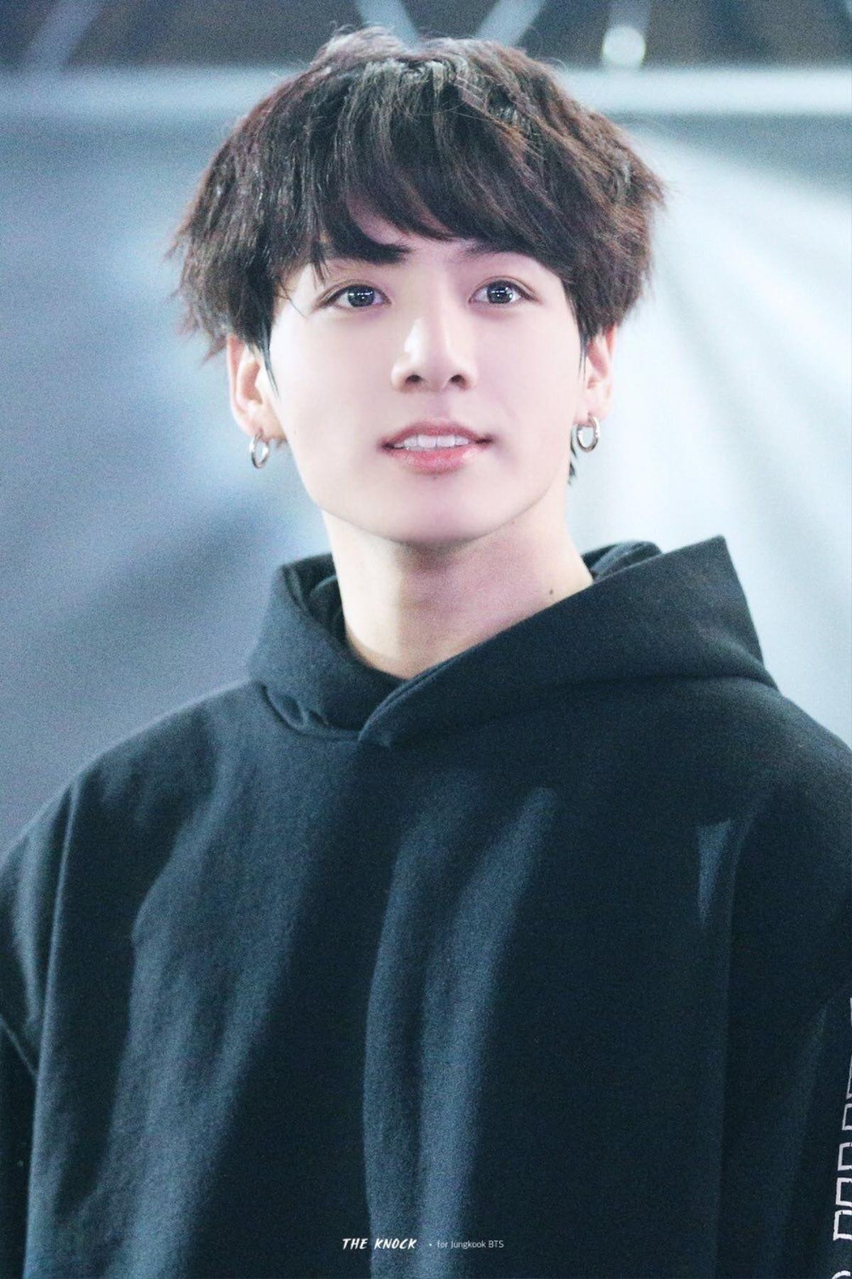 Jungkook (BTS) chu đáo chuẩn bị quà tặng cho các ARMY tại chương trình SBS Inkigayo Ảnh 3