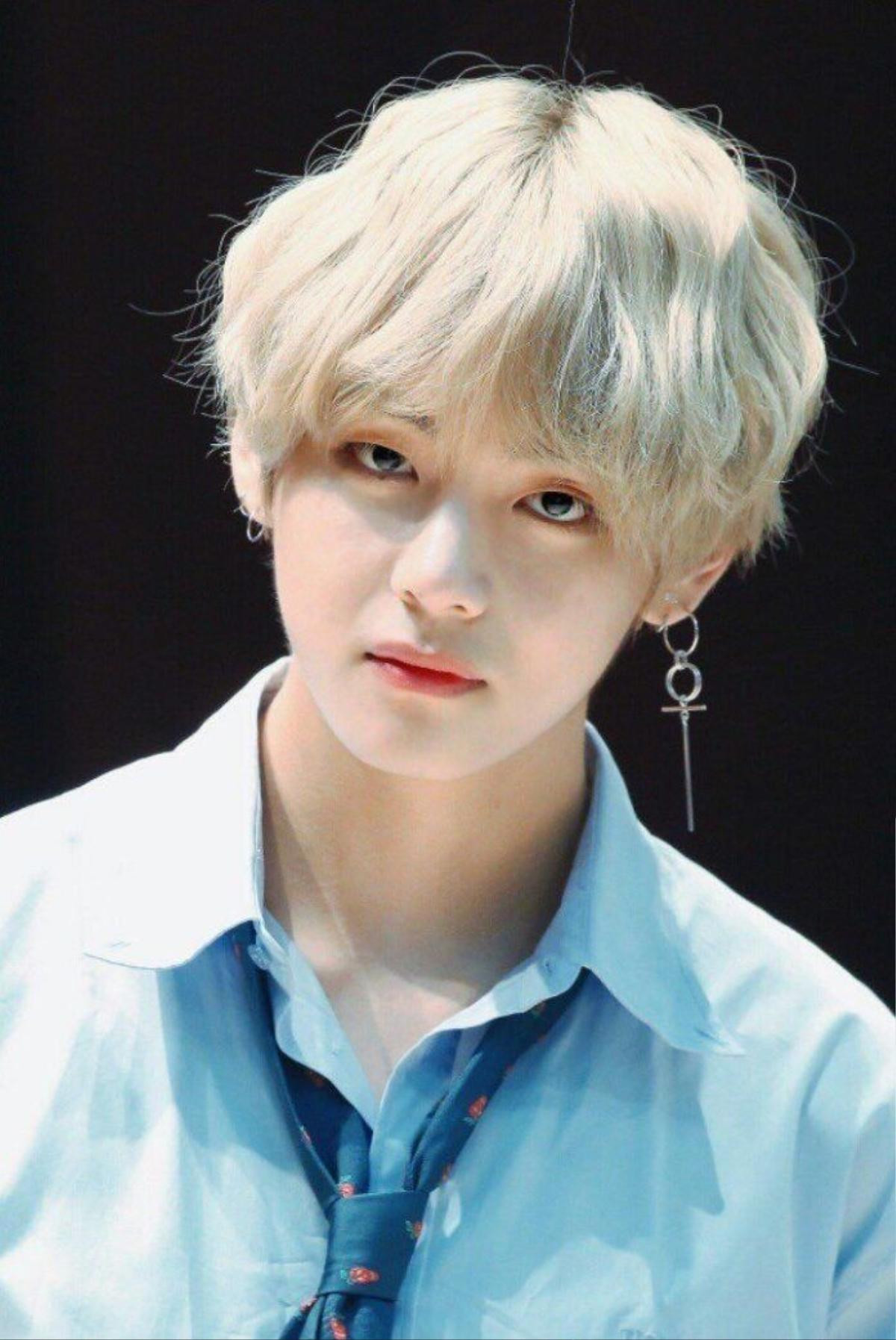 V (BTS) gặp chấn thương lúc ghi hình biểu diễn: Fan lo lắng như 'ngồi trên đống lửa' Ảnh 2