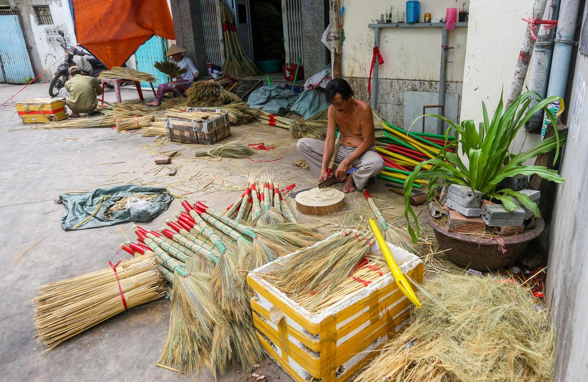 Xóm hơn nửa thế kỷ làm chổi đót ở Sài Gòn Ảnh 1