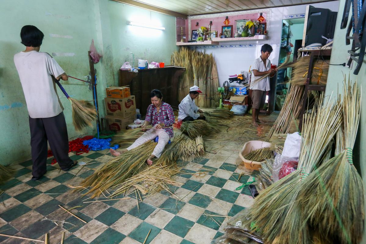 Xóm hơn nửa thế kỷ làm chổi đót ở Sài Gòn Ảnh 3