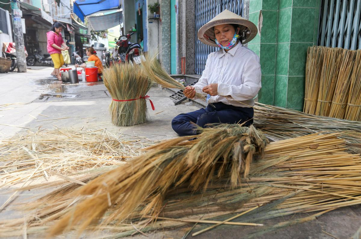 Xóm hơn nửa thế kỷ làm chổi đót ở Sài Gòn Ảnh 4