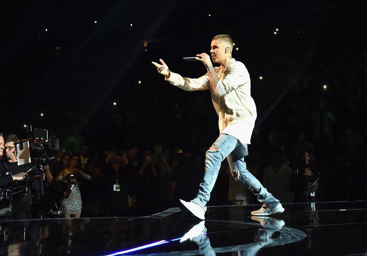 Không chỉ kết hợp đầy bất ngờ, Justin Bieber còn 'mượn' sân khấu Coachella của Ariana để thả thính về album mới Ảnh 2