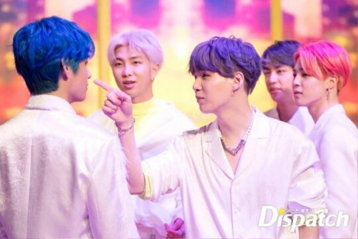 Dispatch cố tình 'dìm hàng' BTS khi những bức ảnh không nên 'tung' lại xuất hiện đầy trên MXH: Fan cố 'nhịn' nhưng khó có thể được? Ảnh 12