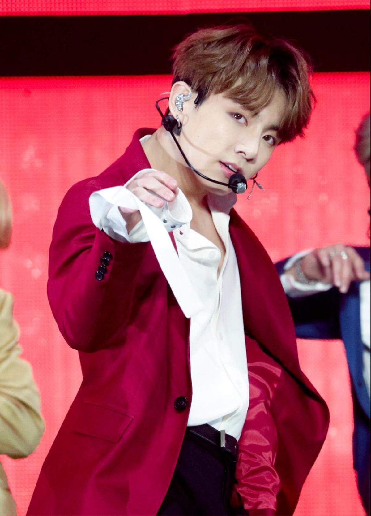 Tạm rũ vẻ 'em bé', Jungkook (BTS) khiến fan ngơ ngác vì màn đấm bốc ngầu lòi Ảnh 2