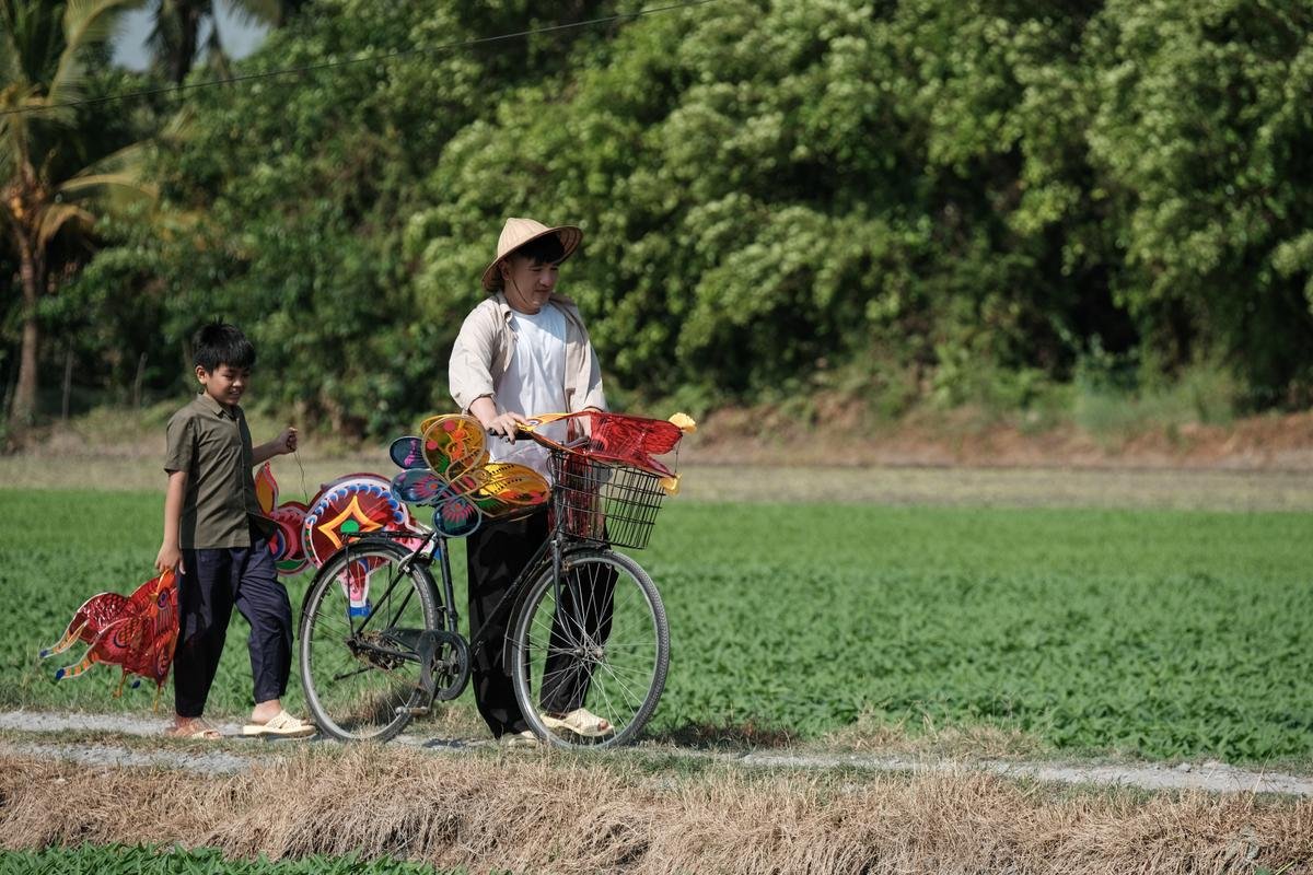 Khoảnh khắc con gái Dương Ngọc Thái òa khóc vì phân cảnh… ba mẹ chia tay trong MV mới 'Đò nghèo' Ảnh 8