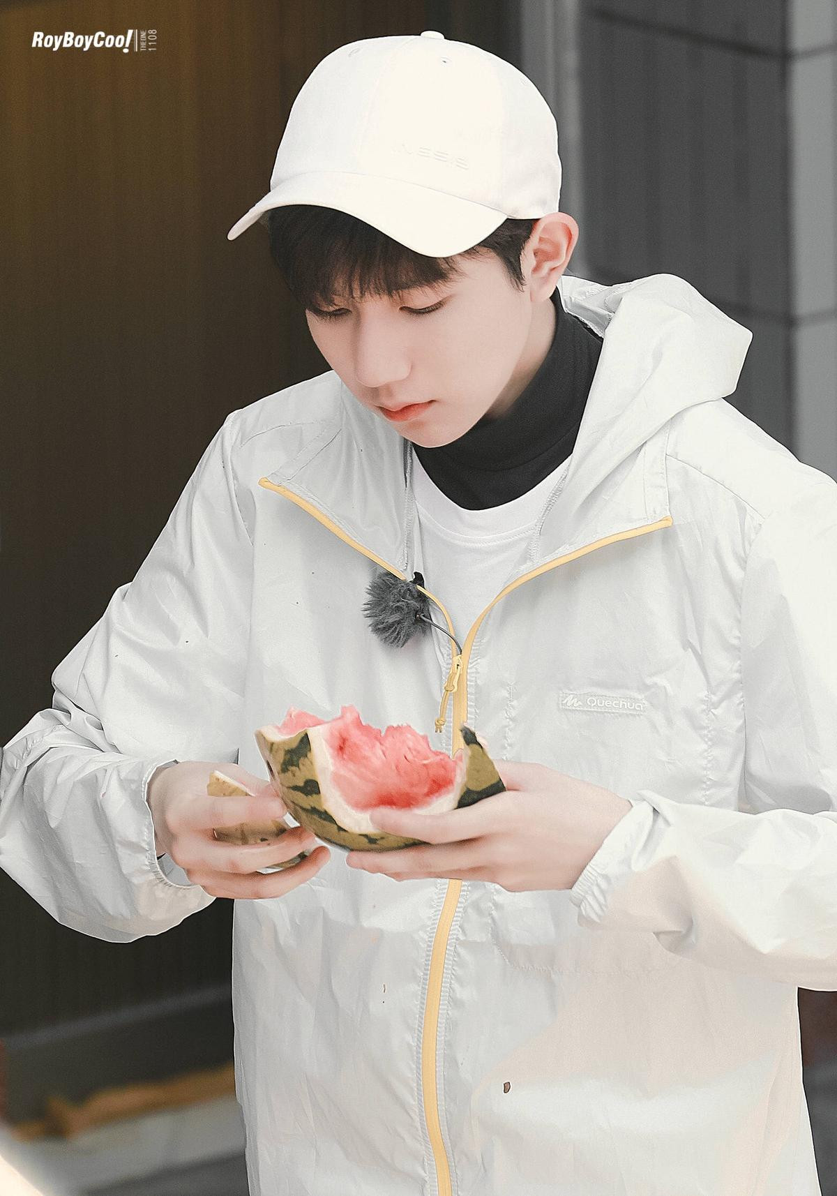 Thành viên nào của TFBOYS phù hợp với cụm từ miêu tả vẻ ngoài: Lạnh lùng, ấm áp và đáng yêu? Ảnh 10