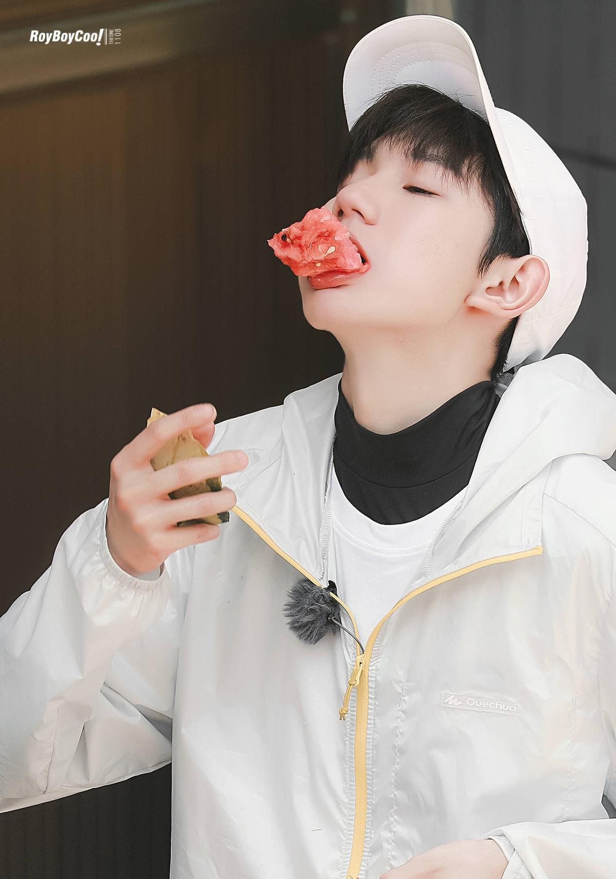 Thành viên nào của TFBOYS phù hợp với cụm từ miêu tả vẻ ngoài: Lạnh lùng, ấm áp và đáng yêu? Ảnh 12