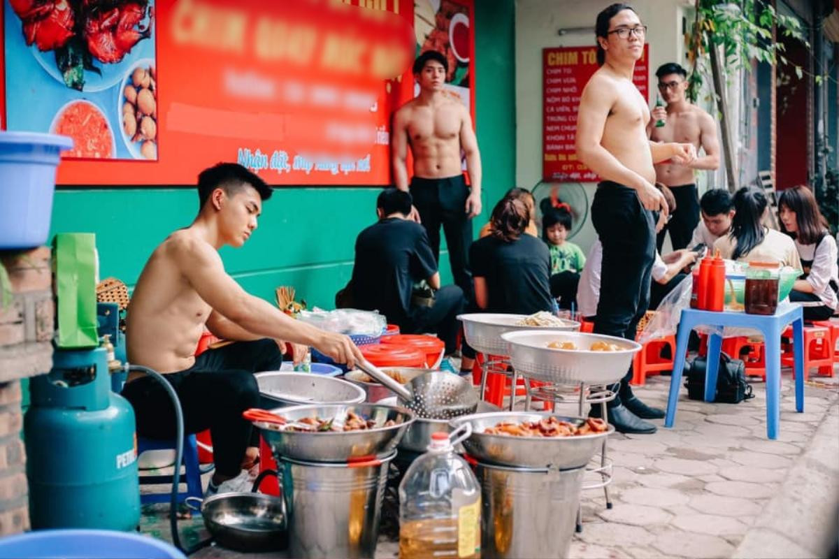 Chủ quán ăn Hà Nội thuê nam nhân khoe 'da thịt' phục vụ khách: ‘Làm ăn kinh doanh không vi phạm pháp luật, thuần phong mỹ tục là được' Ảnh 2