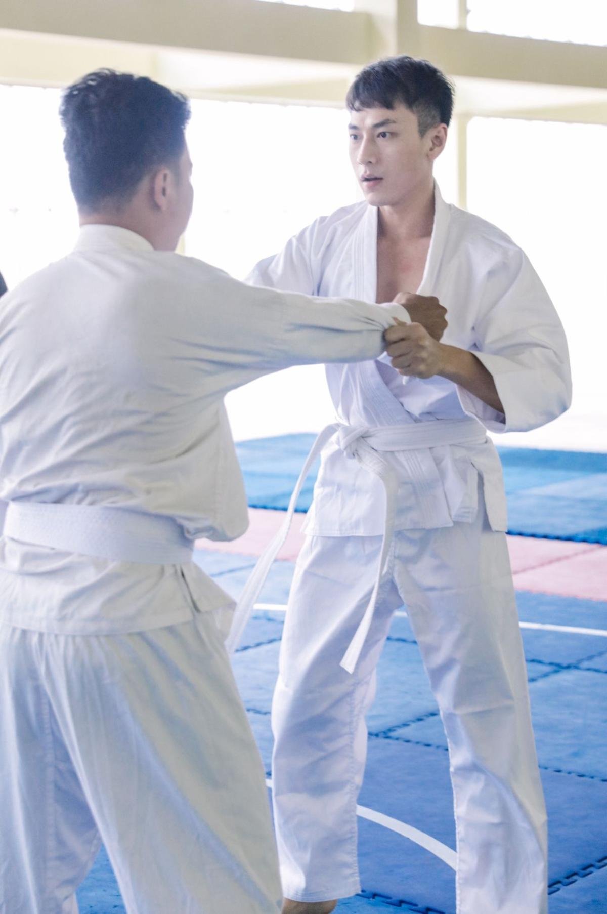 Isaac vào vai vận động viên Judo khiếm thị của D.O trong phiên bản Việt 'Anh trai vô số tội' Ảnh 5