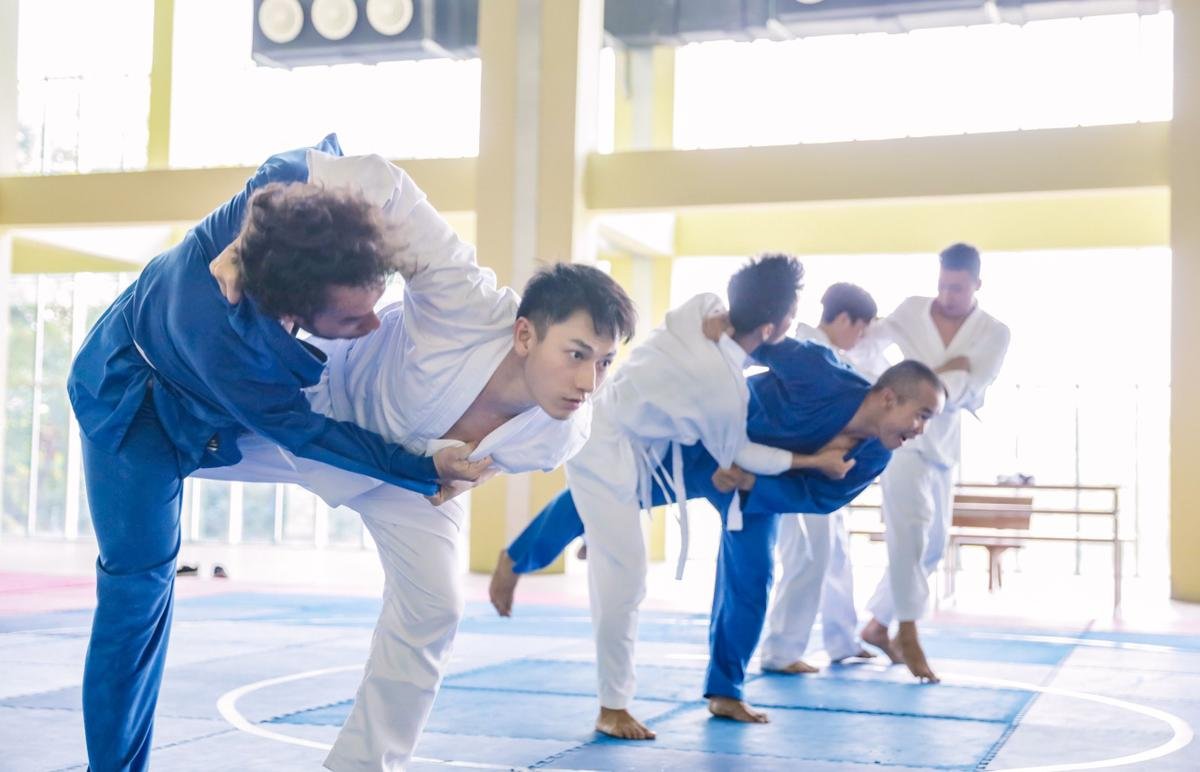 Isaac vào vai vận động viên Judo khiếm thị của D.O trong phiên bản Việt 'Anh trai vô số tội' Ảnh 9