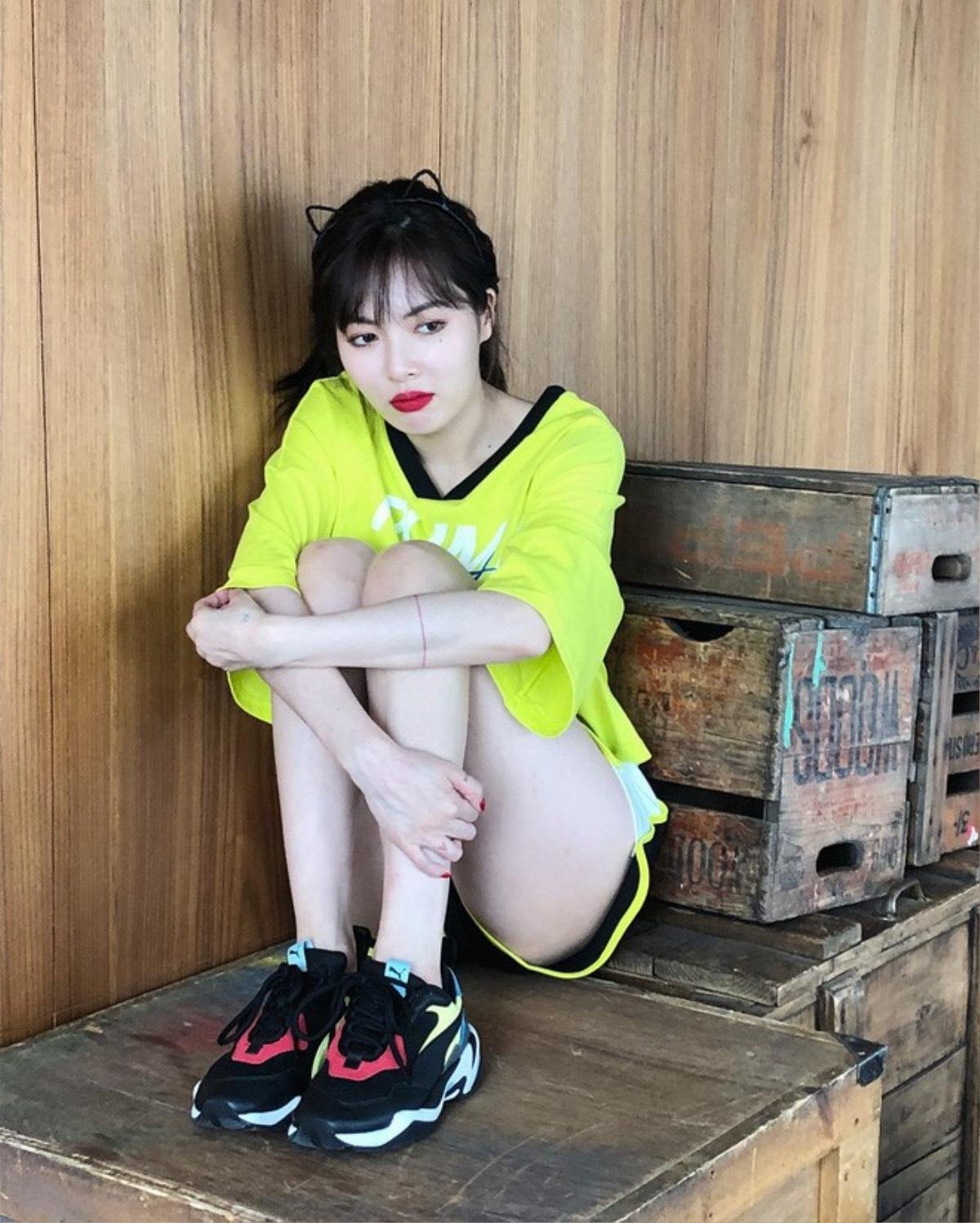 Thân hình liễu yếu đào tơ nhưng Hyuna vẫn nghiền nặng mốt sneaker béo phì Ảnh 5