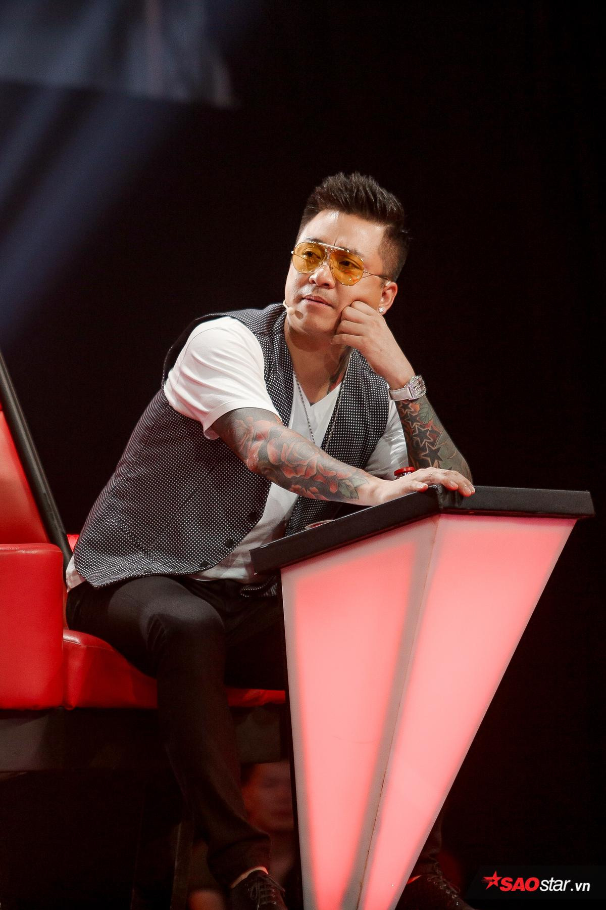 1001 biểu cảm của HLV Tuấn Hưng trên ghế nóng The Voice 2019: Đến bị chặn cũng đáng yêu thế này! Ảnh 9