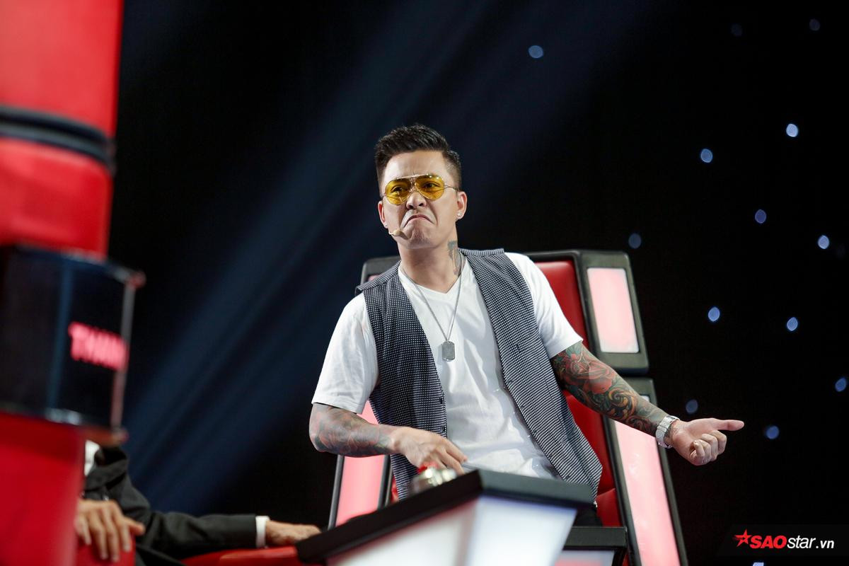 1001 biểu cảm của HLV Tuấn Hưng trên ghế nóng The Voice 2019: Đến bị chặn cũng đáng yêu thế này! Ảnh 1