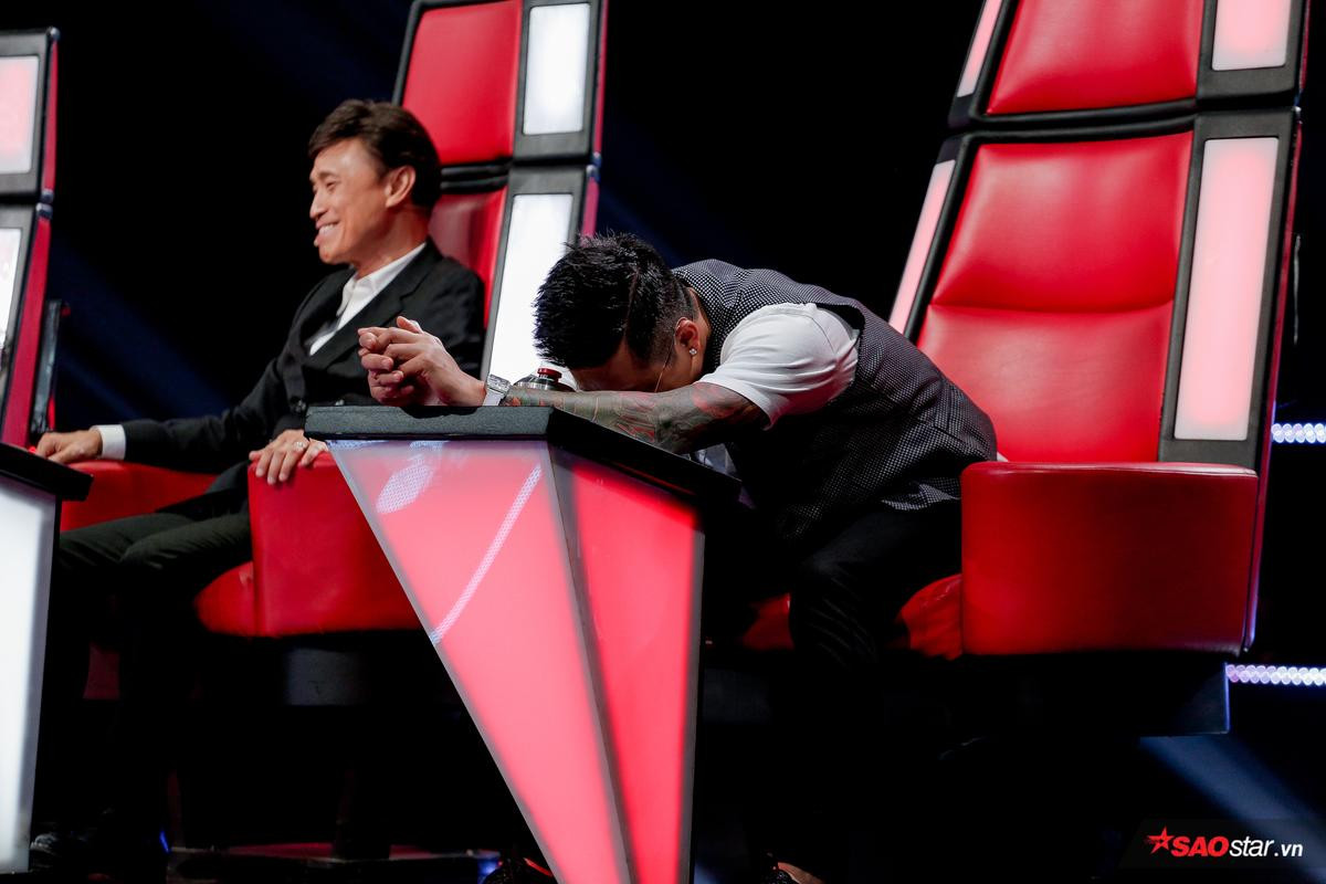 1001 biểu cảm của HLV Tuấn Hưng trên ghế nóng The Voice 2019: Đến bị chặn cũng đáng yêu thế này! Ảnh 3