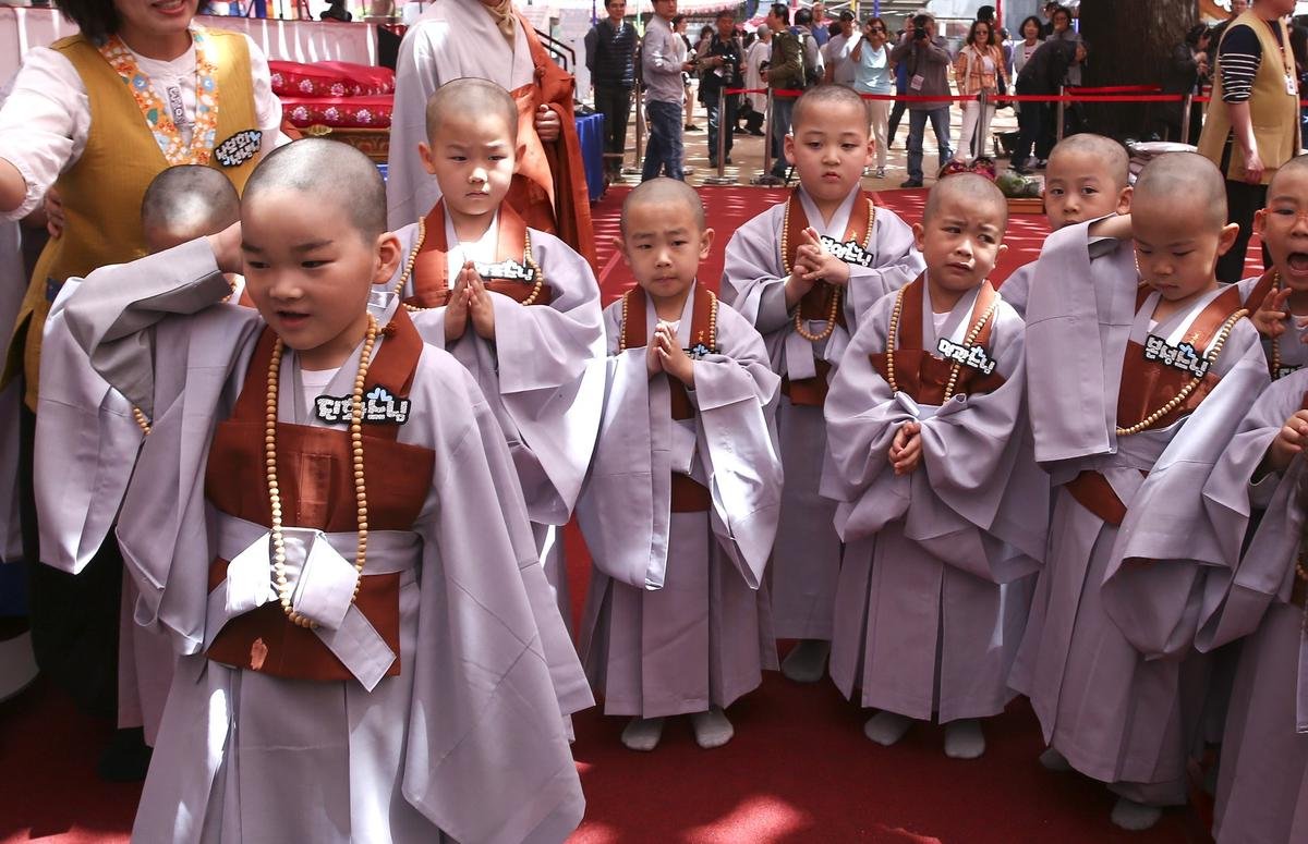 'Cưng muốn xỉu' trước 50 sắc thái của các chú tiểu ở Hàn Quốc trong ngày lễ Phật đản Ảnh 15