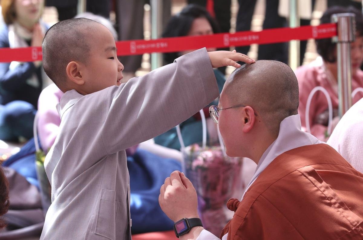 'Cưng muốn xỉu' trước 50 sắc thái của các chú tiểu ở Hàn Quốc trong ngày lễ Phật đản Ảnh 6